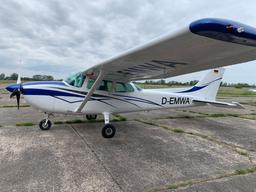 Cessna - 172 N - photo 2