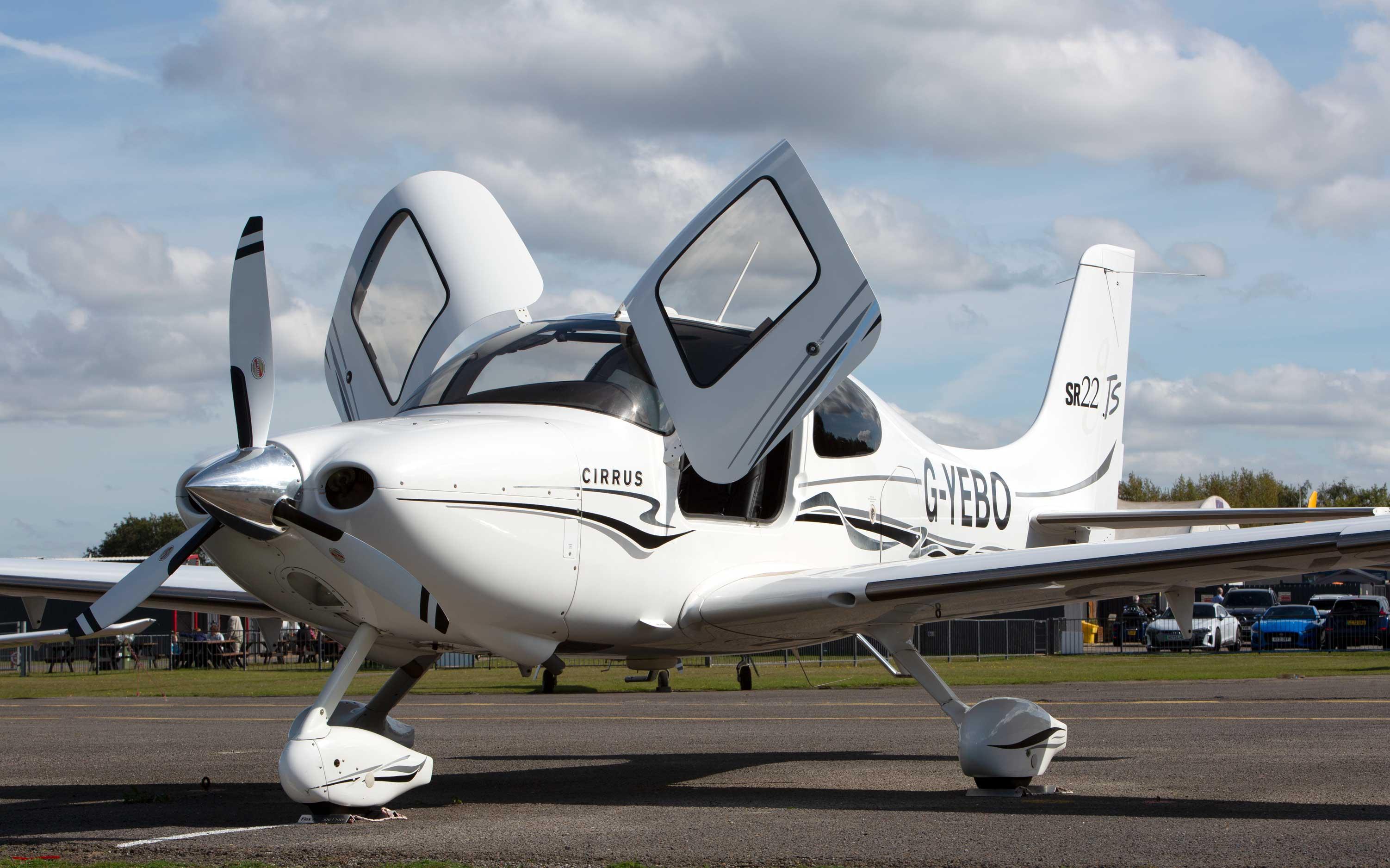 Cirrus - SR22 GTS G2 - main photo