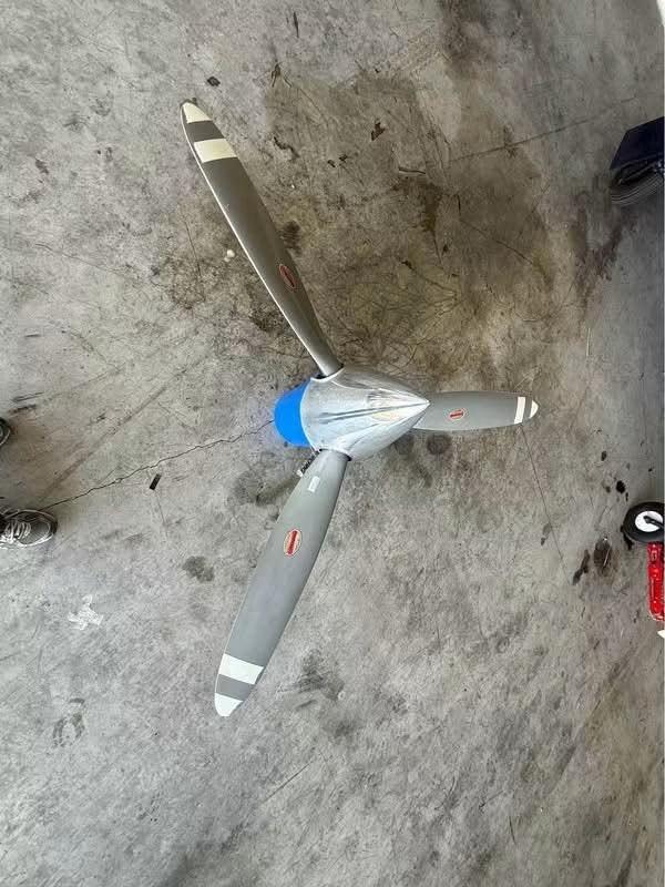 ALUMINUM AIRCRAFT PROPELLER WITH POLISHED SPINNER - main photo